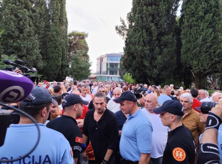 HAOS ISPRED "VILE GORICA" Neokomitski ekstremisti se sukobili sa policijom u pokušaju političkog pritiska na državu