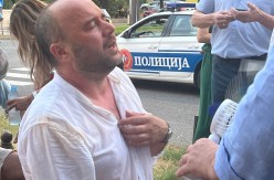 IŠČAŠENA MU JE TREPAVICA Dekan FCJK herojski podnio žrtvu na protestu, reanimiran ručnim ventilatorom