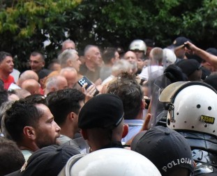 NEOKOMITE SU SIMBOLIČNO OSTALE ZAGLAVLJENE U ŠIBLJU BEOGRADSKE ULICE