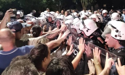 SINDIKAT POLICIJE O PROTESTU ISPRED VILE GORICA Šest policajaca povrijeđeno, zahtijevamo kažnjavanje napadača