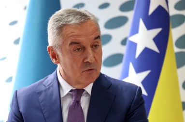 LICEMJER BEZ PRESEDANA Milo Đukanović saučesnik zločina u Srebrenici sada se poziva na pravdu za žrtve