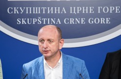 KNEŽEVIĆ Za "istorijski apsurd" o NATO paktu pitati narod na referendumu