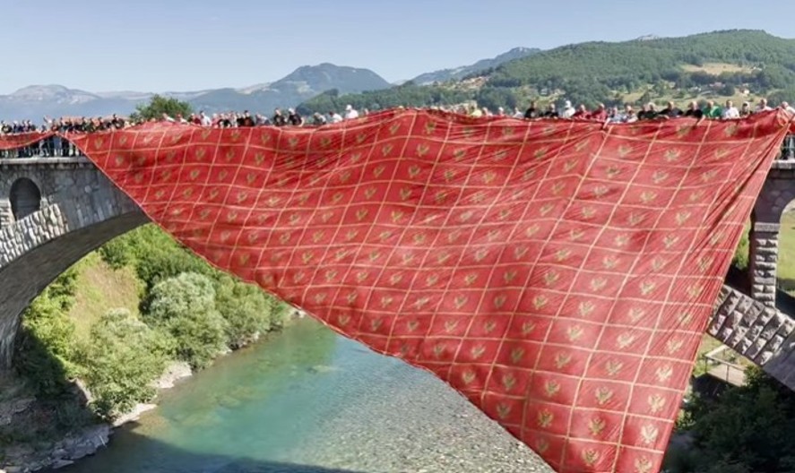 LUDILO Mojkovački neokomiti prišivenim crnogorskim zastavama prekrili stari most na Tari (video)