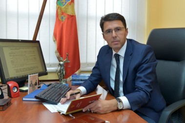 HULIGAN SA DRŽAVNIM APANAŽAMA Bane Radulović na ulici negoduje a iz budžeta prima 4.393 evra mjesečno