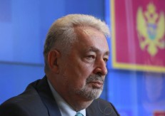 PRVOSASTRUGANI PONOVO U ŽIŽI Nišanio vrh SPC i države Srbije, a od rikošeta sa Iksa "stradao" Miroslav Parović