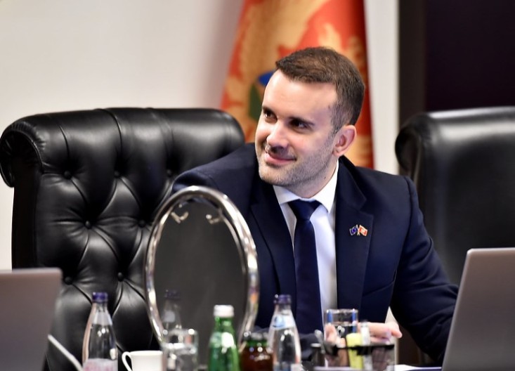 Spajićev "Barometar 26" je politički pamflet za opstanak na vlasti