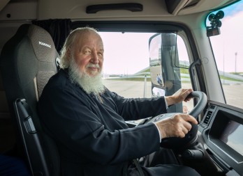 PATRIJARH KIRIL ZA VOLANOM TERETNJAKA Ruska crkva dobila najnoviji autobus, fabrika KAMAZ ikonu
