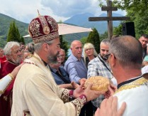 MITROPOLIT METODIJE Cio srpski narod povezan je u jedan krug stradanja, molitve i vaskrsenja