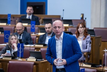 SKUPŠTINSKA RASPRAVA O PRAVOSUĐU Ministar najavio povećanje plata, Knežević oštro protiv