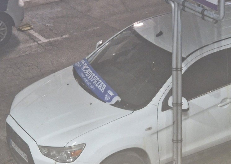 NAVIJAČI NOVOG PAZARA IZAZVALI INCIDENT I U KRALJEVU Skandalozno skandiranje „Kraljevo – Sandžak!“ ispred prostorija SNS