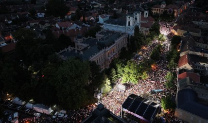 VIŠE OD 30 HILJADA LJUDI U SREMSKIM KARLOVCIMA Srbi obilježili Dan sjećanja na stradanje u „Oluji“