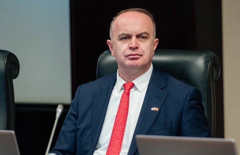 AMERIČKA ZASTAVA NA REVERU Da li Đeljošaj šalje poruku Vladi Crne Gore ili gazi po njenoj suverenosti?