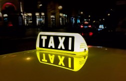 PRETHODIO NAPAD Strana državljanka u Budvi otela taksi, pa ga slupala i demolirala