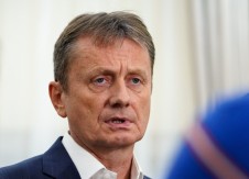 SRPSKI MINISTAR GLIŠIĆ U TEŠKOM STANJU NAKON OPERACIJE Život mu je i dalje ugrožen