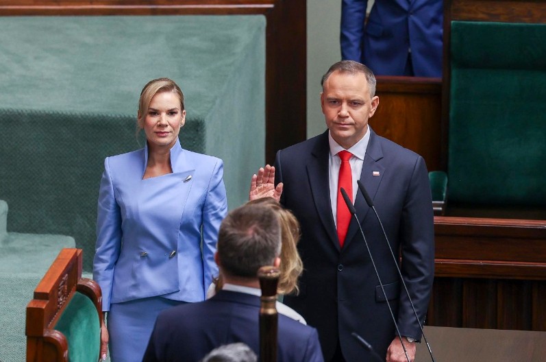 NAVROCKI POLOŽIO ZAKLETVU Novi predsjednik Poljske najavio približavanje SAD i zaokret u politici prema Ukrajini