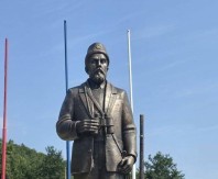 VASOJEVIĆI PAMTE ISTORIJU I POŠTUJU TRADICIJU Gornje Zaostro od danas krasi spomenik vojvodi Pavlu Đurišiću