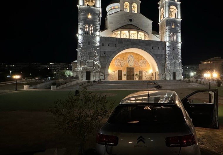 Podignuta optužnica protiv Podgoričanke zbog incidenta ispred Sabornog hrama