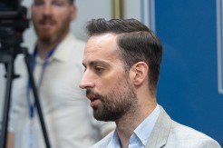 ZIROJEVIĆ UVREDAMA NA POLICIJU Oblačite četničke uniforme i gađajte tamjanom