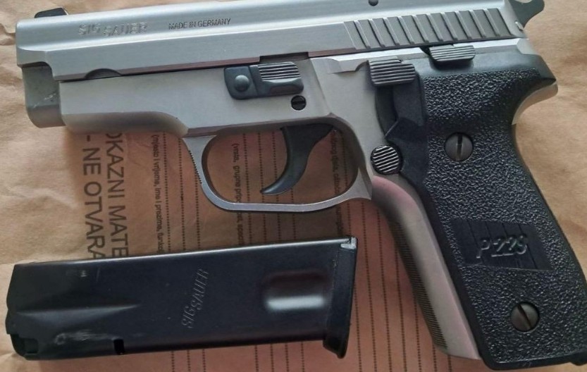 PRETRESI U PODGORICI, TUZIMA I CETINJU Kokain, oružje i spiskovi dugova, jedna osoba uhapšena a druga pobjegla