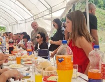 Za trpezom ljubavi u Gornjem Lipovu primijećena Vesna Medenica