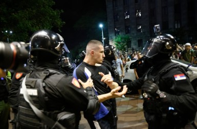 VJT Beograd naložilo identifikaciju napadača na policiju