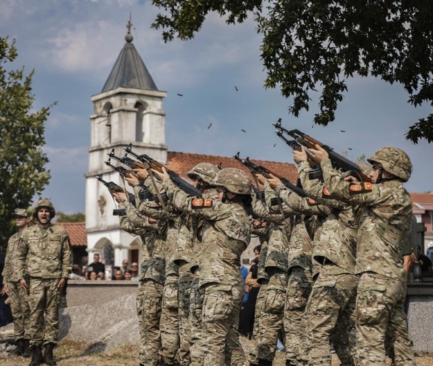 Crna Gora se oprostila od mlađeg vodnika Dejana Božovića, u toku humanitarna akcija za njegovu porodicu