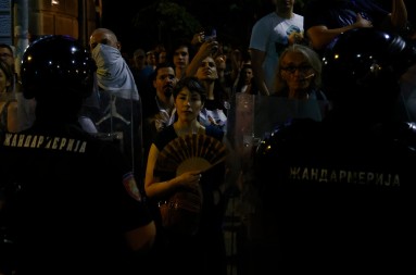 NAPADI NA POLICIJU I DEMOLIRANE PROSTORIJE SNS Napeta noć u Beogradu i Novom Sadu (video)