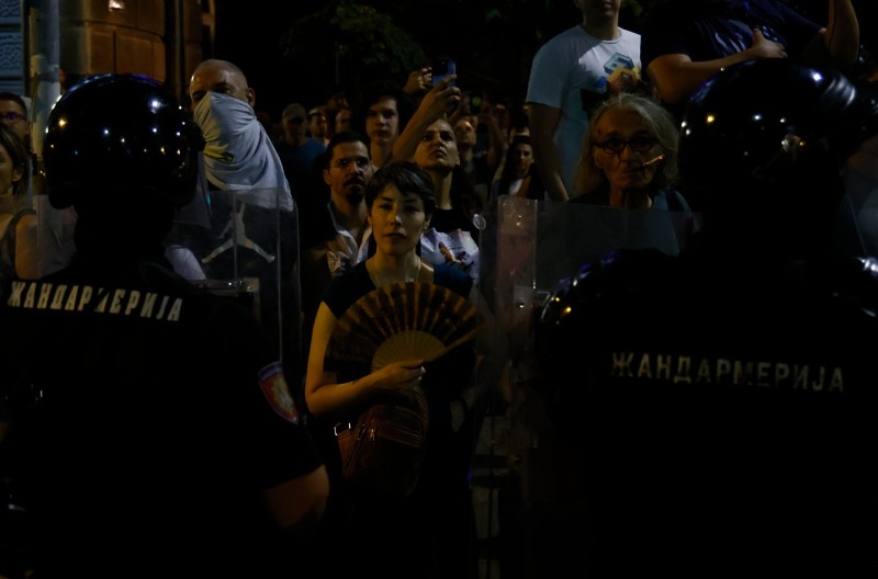 NAPADI NA POLICIJU I DEMOLIRANE PROSTORIJE SNS Napeta noć u Beogradu i Novom Sadu (video)