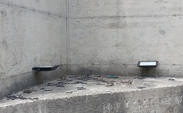 EKSKLUZIVNO SA LICA MJESTA Ukloniti postament i betonski zid zbog bezbjednosti saobraćaja (foto)