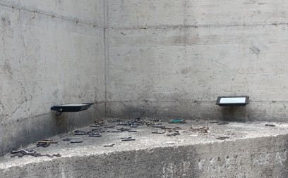 EKSKLUZIVNO SA LICA MJESTA Ukloniti postament i betonski zid zbog bezbjednosti saobraćaja (foto)