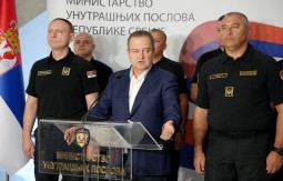 DAČIĆ Trojica stranih državljana uhapšena zbog napada na policiju, jedan školovani obavještajac