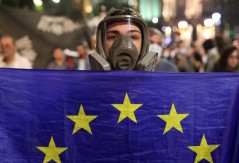 Demonstranti blokirali aveniju u blizini gruzijskog parlamenta