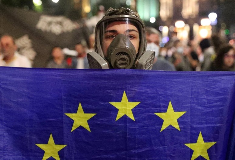 Demonstranti blokirali aveniju u blizini gruzijskog parlamenta