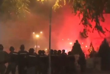 SUKOBI U CENTRU BEOGRADA Huligani napadaju policiju, Žandarmerija potisnula demonstrante prema Slaviji