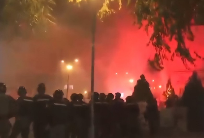 SUKOBI U CENTRU BEOGRADA Huligani napadaju policiju, Žandarmerija potisnula demonstrante prema Slaviji