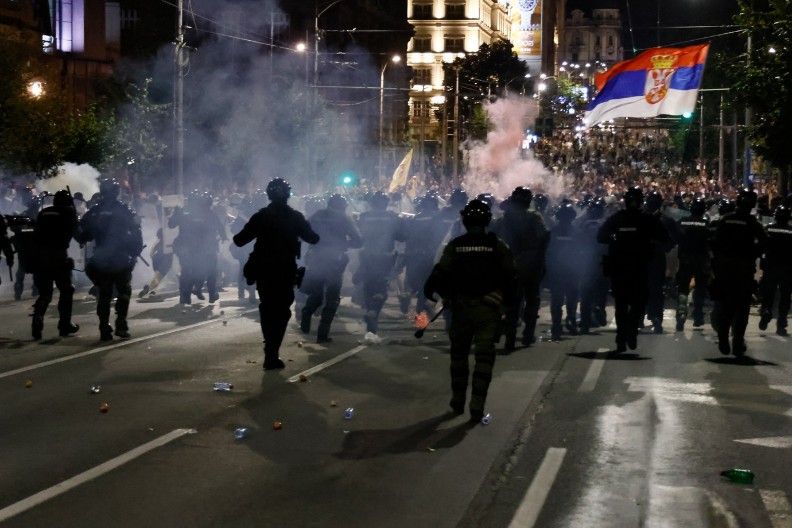 Brutalni napadi na policiju, povrijeđeno šest policajaca, uhapšeno 38 lica