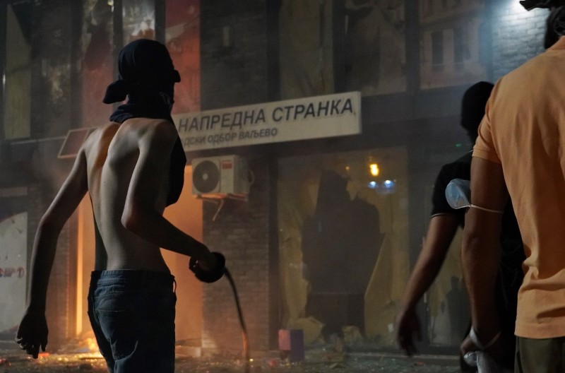 NASILJE U VALJEVU Demonstranti napali Žandarmeriju, zapaljene prostorije SNS i demolirane institucije