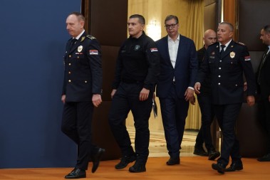 VUČIĆ NAJAVIO OŠTRE MJERE U narednih nekoliko dana Srbija će pokazati odlučnost i vratiti red, mir i sigurnost građana