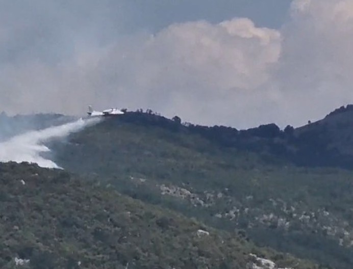 VELIKI POŽAR KOD NIKŠIĆA U gašenju angažovani helikopteri i "Antonov" iz Emirata (video)