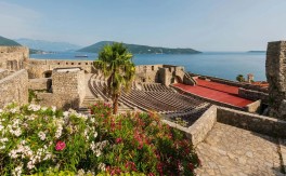 DOBRO DOŠLI Premijera filma „Sjaj Herceg Novog“ na pozornici Forte Mare