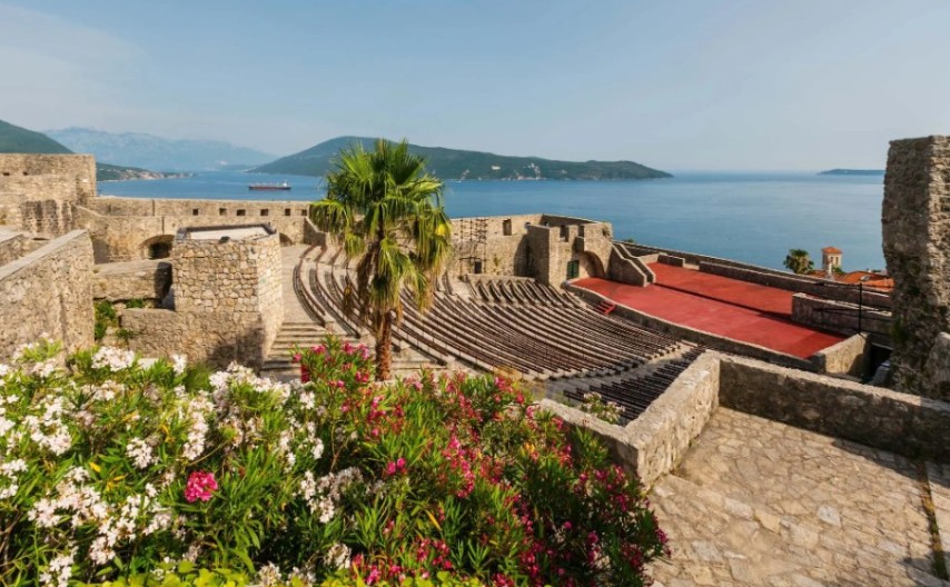 DOBRO DOŠLI Premijera filma „Sjaj Herceg Novog“ na pozornici Forte Mare