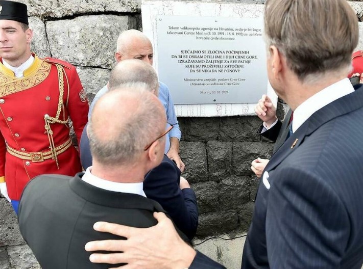 Vojska Crne Gore neće biti prepreka uklanjanju sporne ploče u Morinju