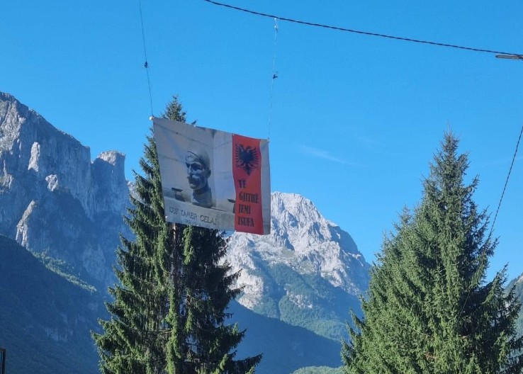 NOVA GUSINJSKA PROVOKACIJA U Vusanju istaknuta krpetina sa likom Jusufa Čelića između dvije bandere