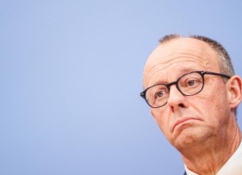 TRAMP MU POZAVIDIO NA TENU Ćelavi kancelar potrošio 12.500 eura na kosu i šminku