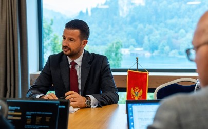 BEZ PREDSJEDNIČKE TEŽINE Milatović bi Radovana Karadžića da svede na lokalne odbornike u Bijelom Polju