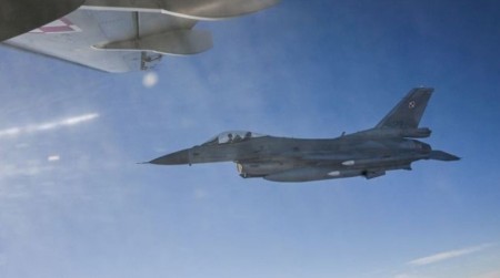 RIZIČAN PRELET PREKO NOSAČA AVIONA Madurovi F-16 izazivaju Amerikance na moru