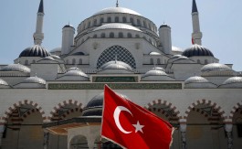 Supružnici privedeni u Istanbulu zbog ljubljenja ispred džamije