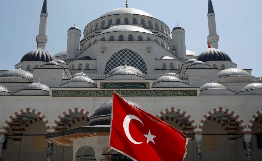 Supružnici privedeni u Istanbulu zbog ljubljenja ispred džamije