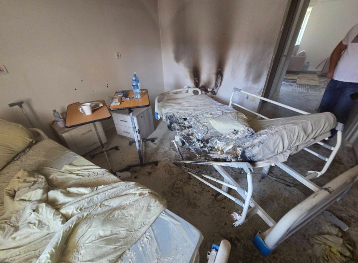 Požar u staračkom domu u Nikšiću, nakon evakuacije jedna osoba završila u bolnici