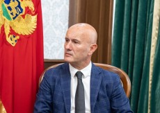 NEPOKOLEBLJIVI LAKOVIĆ Zapad polako diže ruke od Zelenskog, Podgorica ga glorifikuje